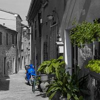 Prachtige scooter in Italiaans straatje