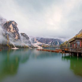Aan het Pragser Wildsee in de Italiaanse Dolomieten van Marga Vroom