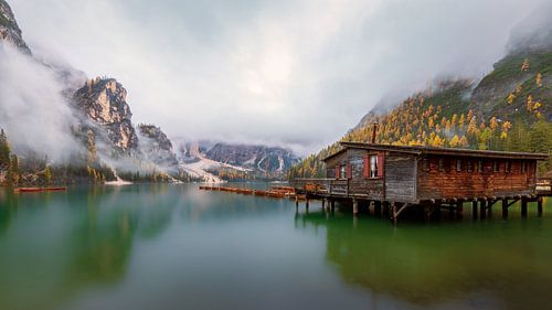 Aan het Pragser Wildsee in de Italiaanse Dolomieten