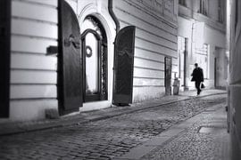 Praag, reiziger op straat sur Robert-Jan van Lotringen