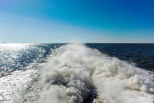 Heckwelle der Fähre Borkum-Emden