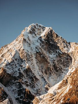 Nepal berg in het ochtendlicht van Dayenne van Peperstraten