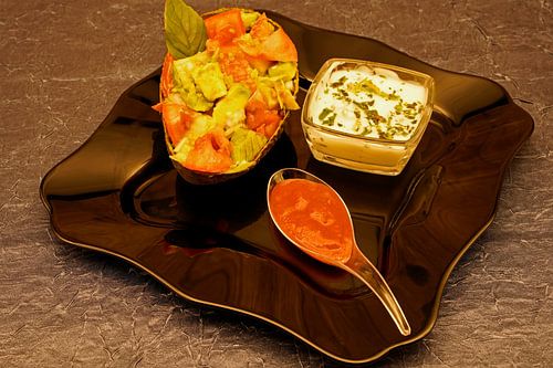 Frisse salade geserveerd in avocadoschelpen op een zwart bord