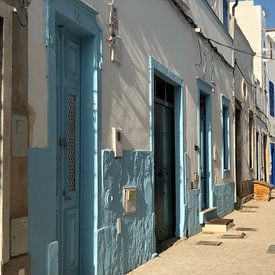 Olhao Portugal straat van Henriette Tischler van Sleen
