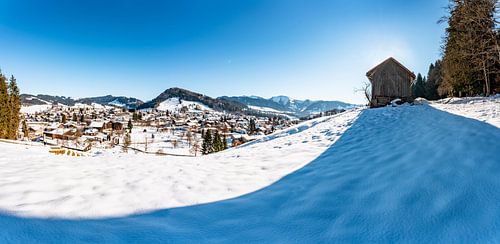 Panoramisch uitzicht over Oberstaufen op een schitterende winterdag
