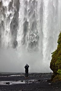 Bas de la cascade de Skógafoss en Islande sur Anton de Zeeuw