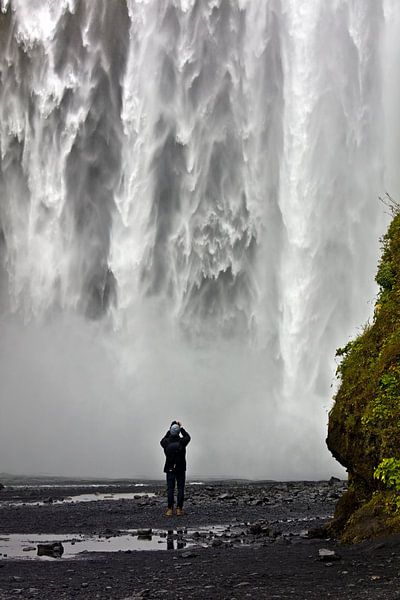 Onderkant Skógafoss waterval te IJsland van Anton de Zeeuw