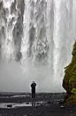 Bas de la cascade de Skógafoss en Islande par Anton de Zeeuw Aperçu
