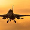 F-16 gevechtsvliegtuig tijdens een prachtige zonsondergang van KC Photography