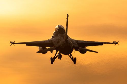 F-16 gevechtsvliegtuig tijdens een prachtige zonsondergang