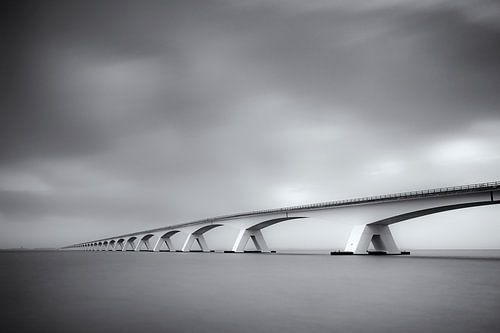 Bridge into nowhere in zwart-wit