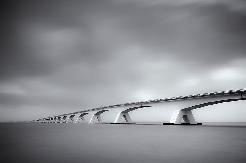 Brücke ins Nirgendwo in Schwarz und Weiß von Sjoerd van der Wal Fotografie