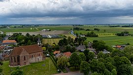 Kerk van Holwierde onder dreigende luchten.