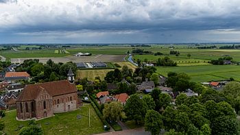 Kerk van Holwierde onder dreigende luchten.