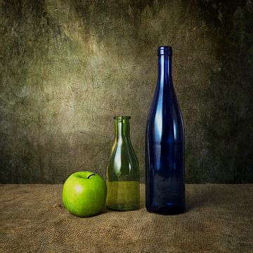Gekleurde flessen en een appel van René Ouderling
