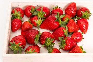 Erdbeeren in weißer Kiste von Wim Stolwerk