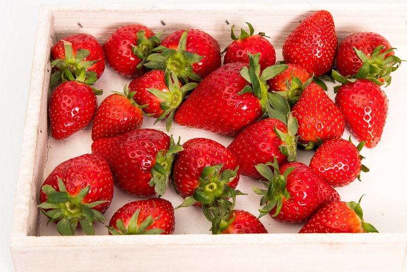 Aardbeien in wit kratje van Wim Stolwerk