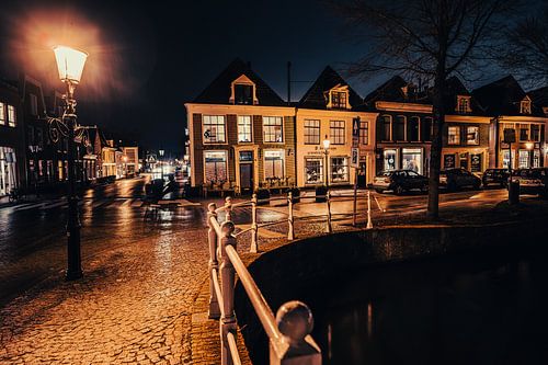 Regenachtige winteravond grachtenscene historische kleine stad