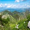 prachtig uitzicht op de Picos de Europa in Spanje met de velden en de hoge rotsen van ChrisWillemsen