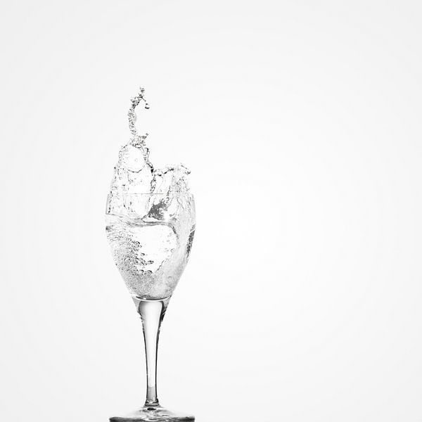 Transparentes Wasser Spritzer im Weinglas (quadratisch) von Gig-Pic by Sander van den Berg