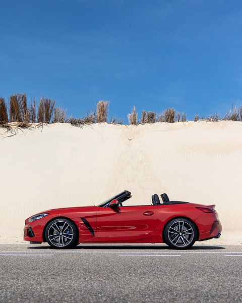 BMW Z4 M40i voor een duin van Pieter van Dieren (pidi.photo)