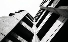 Brutalistische architectuur vanuit een lage hoek