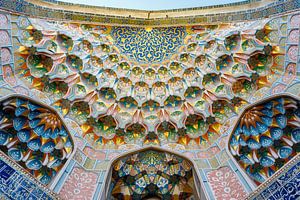 Rijk gedecoreerde entree portaal van de Abdulaziz Khan Madrassa moskee