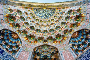Rijk gedecoreerde entree portaal van de Abdulaziz Khan Madrassa moskee van WorldWidePhotoWeb