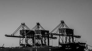 Kräne und Schiffe im Hafen.