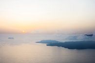 Bewolkte zonsondergang in Santorini van Rens Bok thumbnail