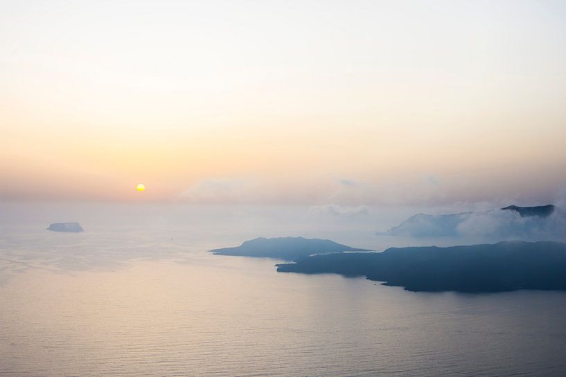 Bewolkte zonsondergang in Santorini van Rens Bok