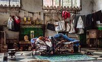 Slapende Priester op de Bloemenmarkt in Kolkata, India van Leonie Broekstra thumbnail