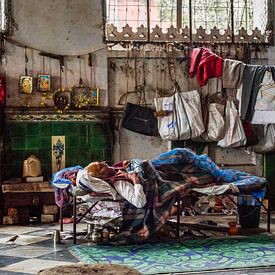 Schlafender Priester auf dem Blumenmarkt in Kolkata, Indien von Leonie Broekstra