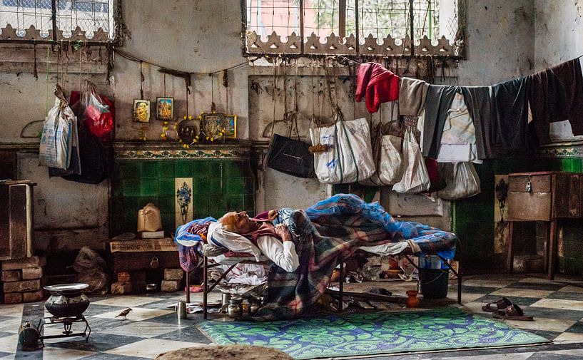 Slapende Priester op de Bloemenmarkt in Kolkata, India van Leonie Broekstra