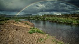 Regenboog boven de Nivlojohka sur Remco de Vries