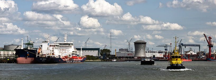 Skyline op Rotterdam vanaf de Nieuwe Waterweg by M  van den Hoven