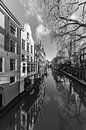Domtoren en Oudegracht van Utrecht in de winter in zwart-wit van André Blom Fotografie Utrecht thumbnail
