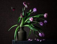 Stilleven van paarse bloemen in een vaas