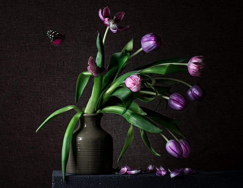 Stilleven van paarse bloemen in een vaas van Inkhere Art
