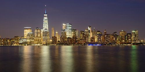 New York Skyline in de avond - Lower Manhattan, panorama
