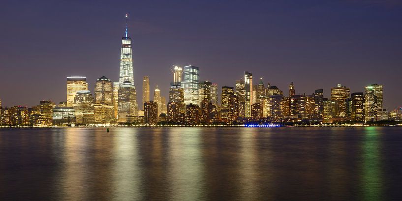 New York Skyline in de avond - Lower Manhattan, panorama van Merijn van der Vliet