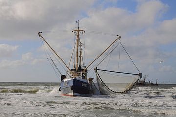 Ameland/Boot am Strand von Rinnie Wijnstra