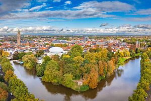 Luftaufnahme der Stadt Zwolle während eines sommerlichen Sonnenuntergangs