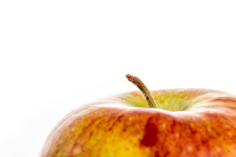 Een close-up van een appel met steeltje tegen een witte achtergrond van Hein Fleuren