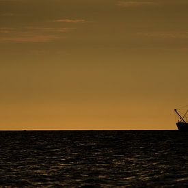 Vissers boot vaart zonsondergang tegen moet van Wim Aerdts