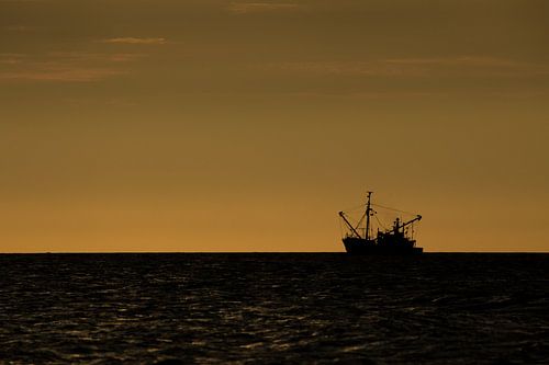 Vissers boot vaart zonsondergang tegen moet