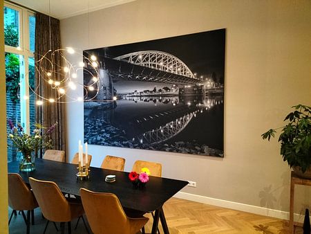 Le pont Arnhem John Frost sur le Rhin en noir et blanc