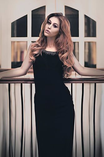 Betoverende Foto van een Rode Dame met Flits- en Omgevingslicht – Tijdloze Elegantie en Dynamiek