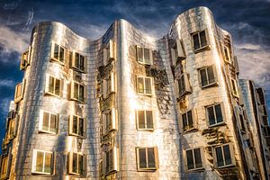 Gehry Bauten im Medienhafen in Düsseldorf mit Metallfassade
