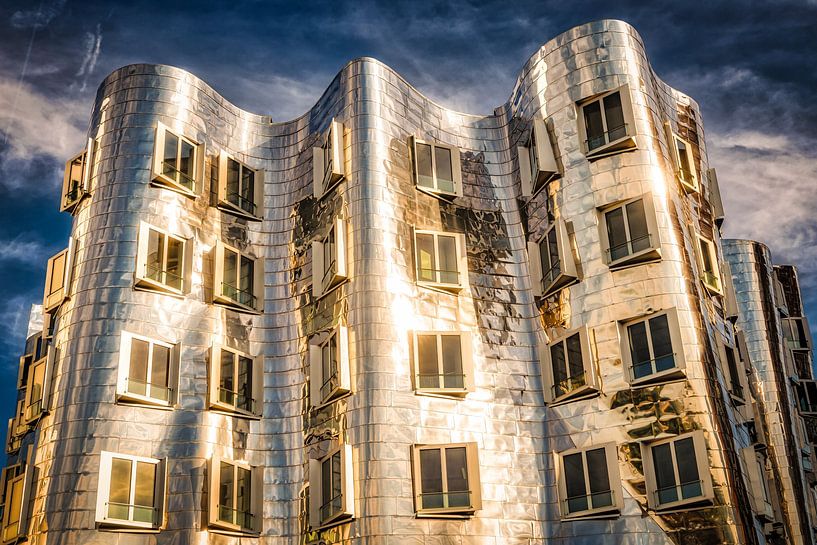 Gehry-gebouwen in de mediahaven in Düsseldorf met metalen gevel van Dieter Walther